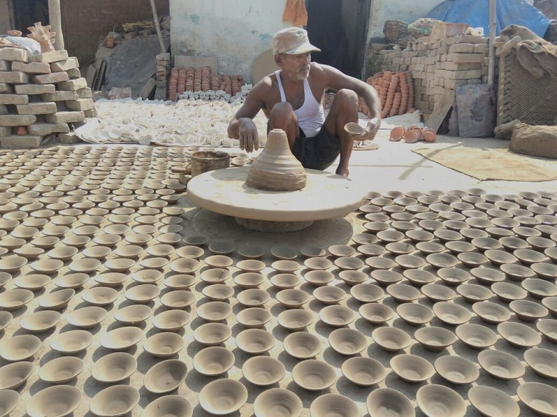 Diwali Incentive : दीवाली के पहले दतिया कलेक्टर ने मजदूरों को दी बड़ी सौगात, टैक्स में मिली बड़ी छूट